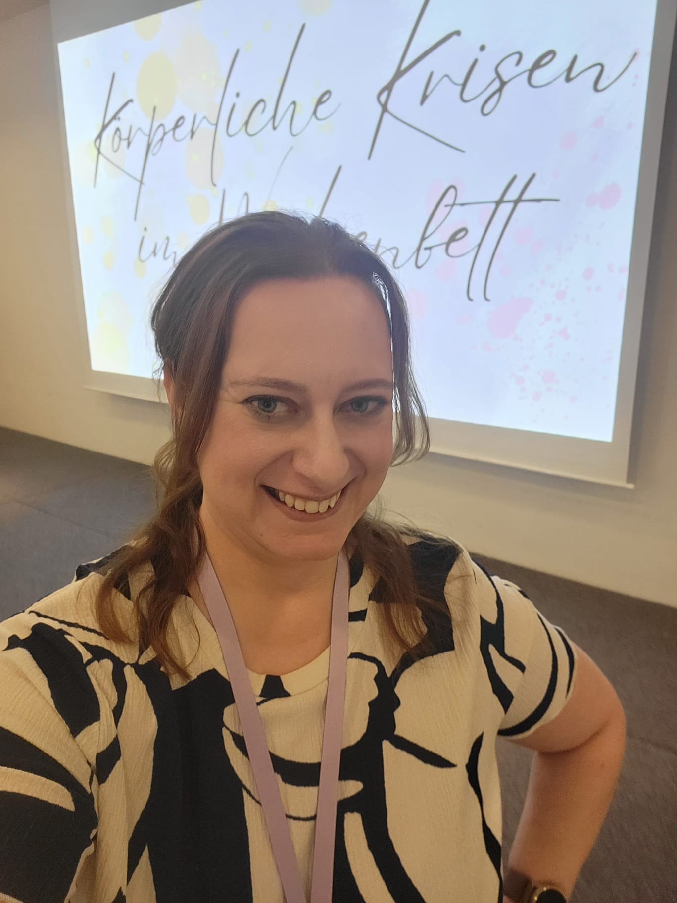 Die Dozentin Hebamme Anita Wallow, ehemalige Mütterpflegerin